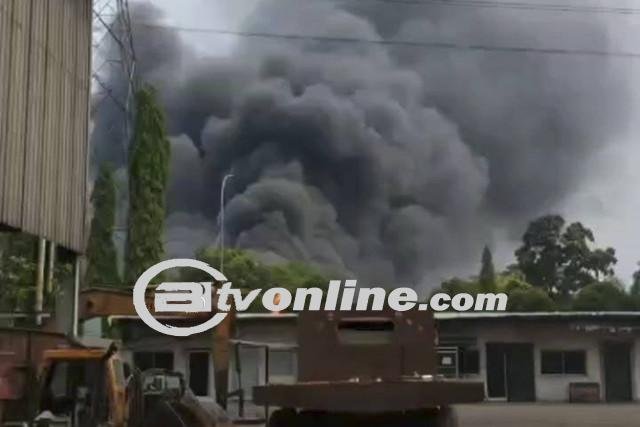 Kebakaran Hebat di Gudang Oli di Kawasan Milenium Tangerang