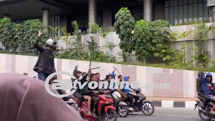 Lagi! Geng Motor Beraksi di Medan, Potret Konvoi Anggota Bersenjata Tajam Depan Mal Deli Park!