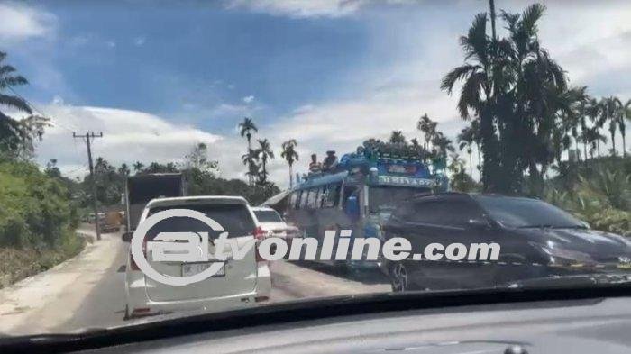 Jalan Lintas Medan-Berastagi Sempat Macet Parah Akibat Truk Rusak