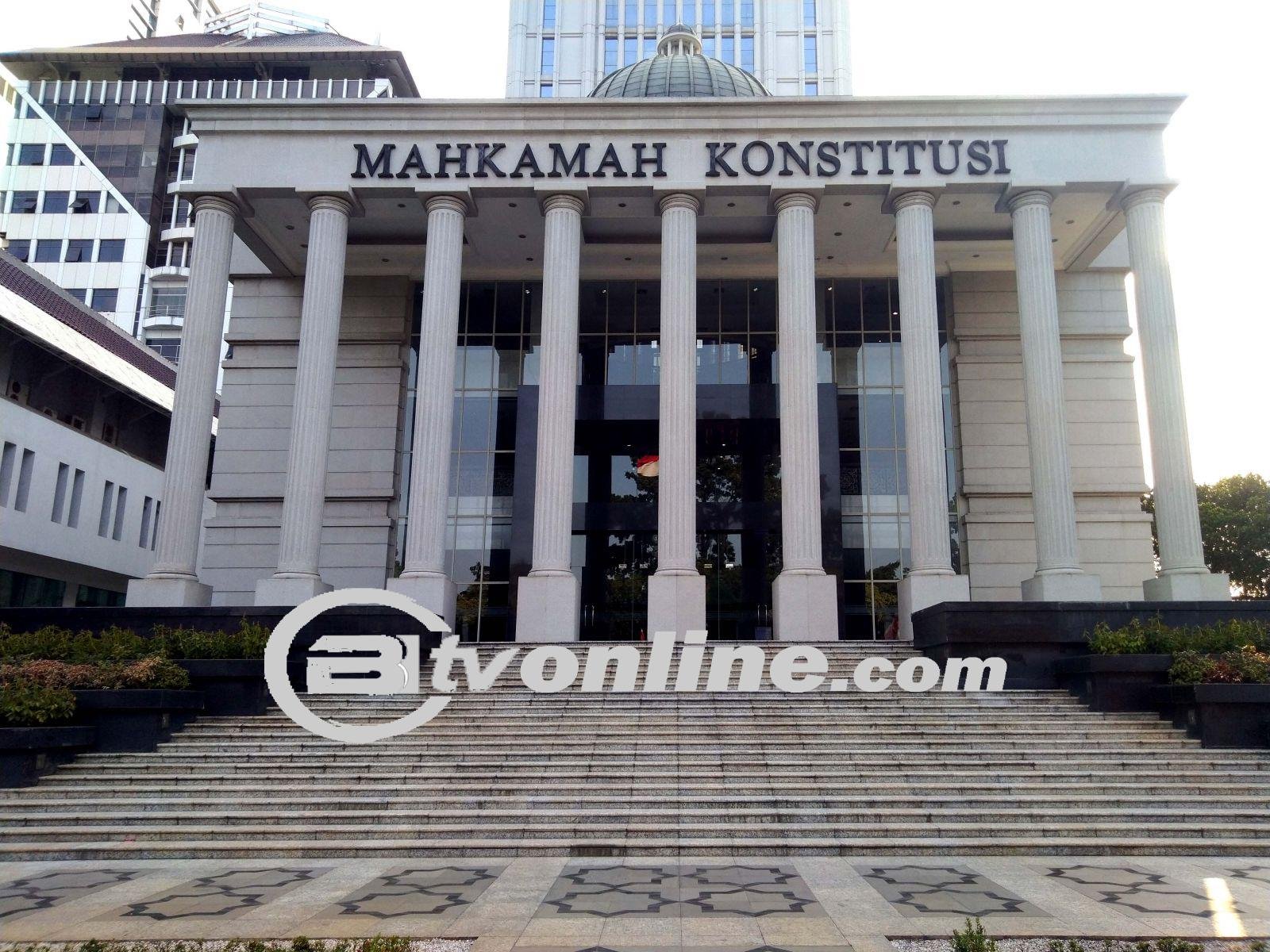 Leonardo Olefins Gugat MK Soal Syarat Usia-Penampilan Menarik di Lowongan Kerja