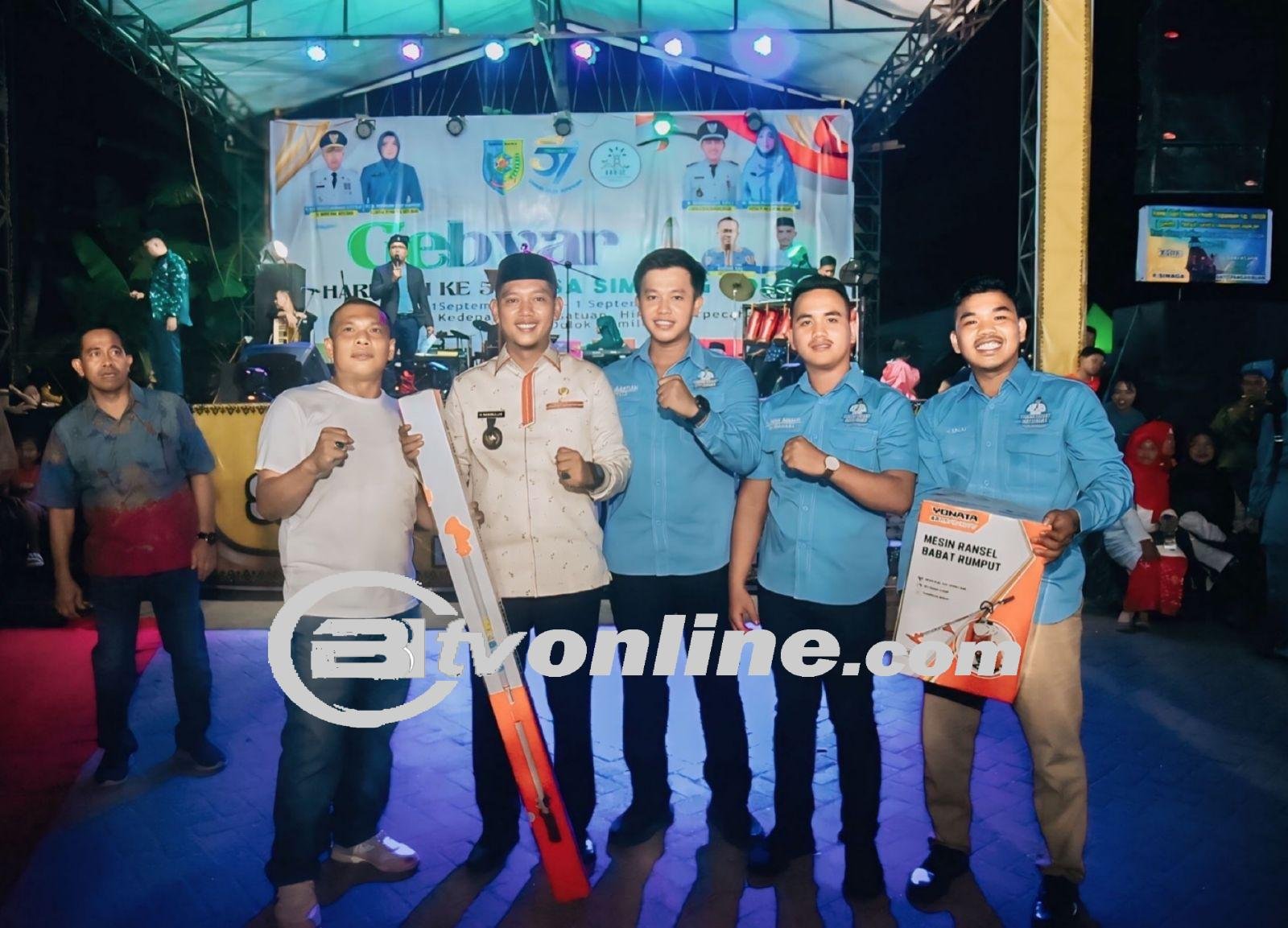 HUT ke-57 Desa Simpang Dolok, Sahabat Bobby Batu Bara Bagikan Mesin Babat Rumput dan Santunan Sosial