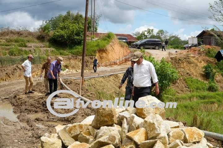 Bupati Humbahas Tinjau Pembangunan Jalan di Pakkat