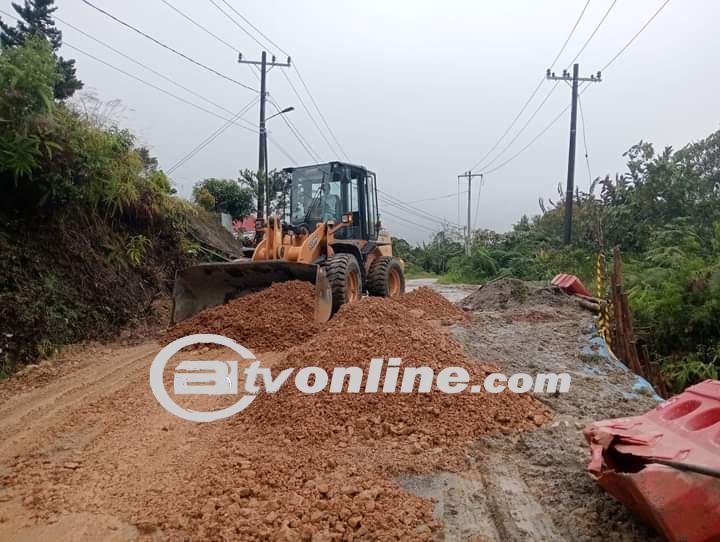 Dinas Bina Marga Bina Konstruksi Provsu UPT-JJ Doloksanggul Selesai Tangani longsor di Pintu bosi Kec.Onanganjang