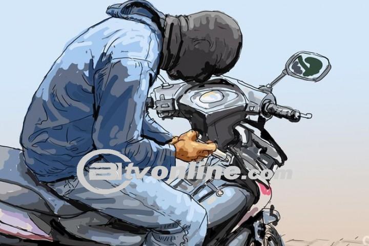 Aksi Nekat! Dua Pencuri Motor di Medan Mandala Terekam Kamera