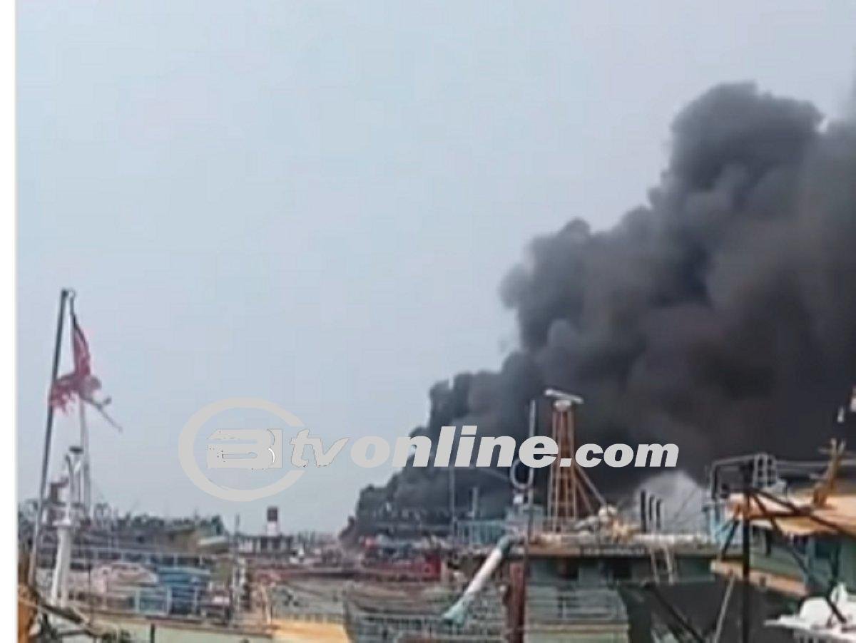 Kebakaran Hebat Melanda Kapal di Pelabuhan Muara Baru, Jakarta Utara: Asap Hitam Membumbung Tinggi