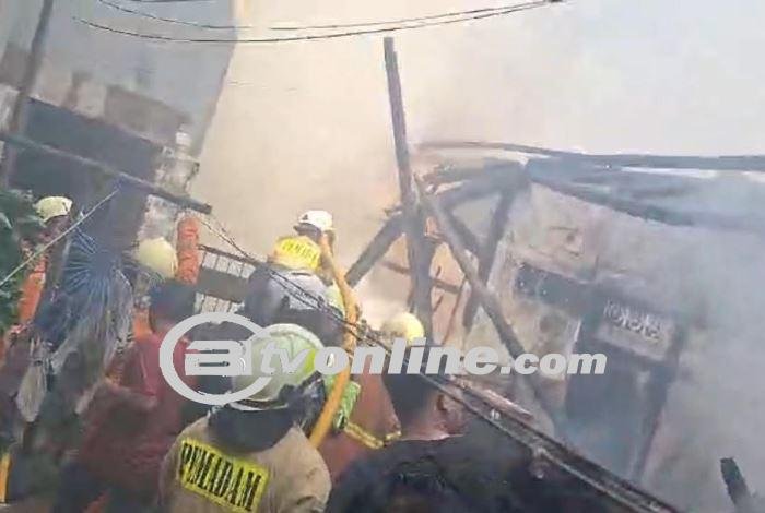 Kebakaran Melahap Rumah di Palmerah, Jakarta Barat! 14 Unit Pemadam Dikerahkan