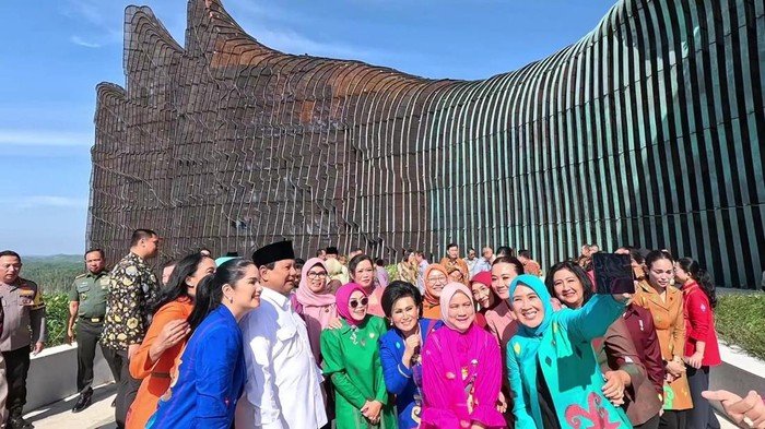Momen Menghibur di Istana Garuda, Prabowo Subianto Dikerumuni Selfie oleh Ibu-Ibu