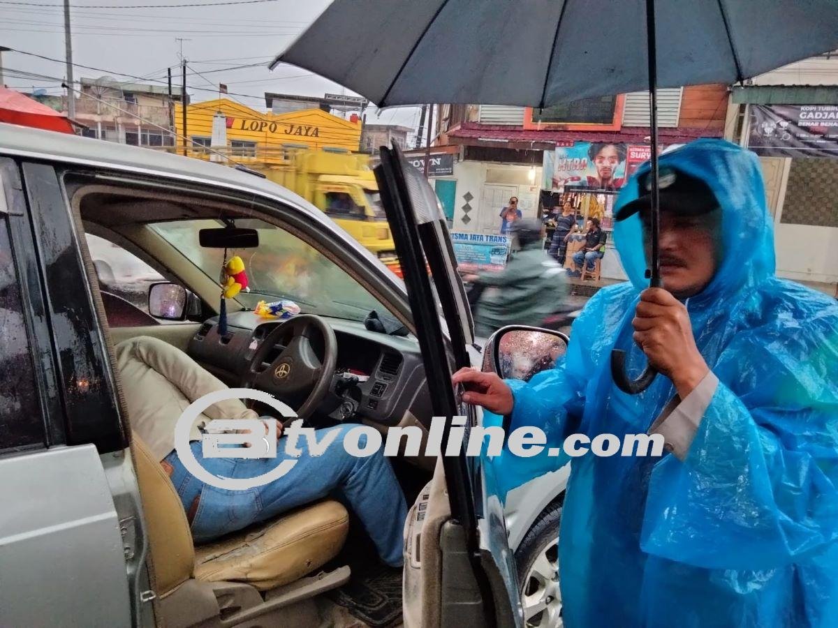 Pria Pingsan Saat Berkendara di Tapanuli Utara, Mobil Mundur dan Tabrak Tiang Reklame