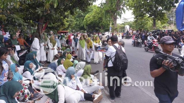 Warga Antusias Sambut Kepulangan Jokowi di Solo