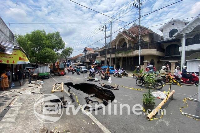Jalan Aspal di Kedungkandang Malang Amblas, Dinas PUPRPKP Langsung Tindak Lanjuti