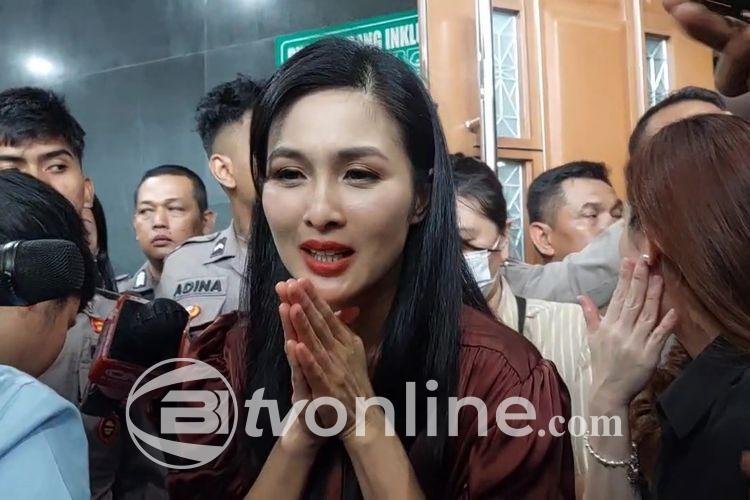 Sandra Dewi: “Saya Tak Tahu Asal Uang Suami untuk Beli Mobil Mewah”