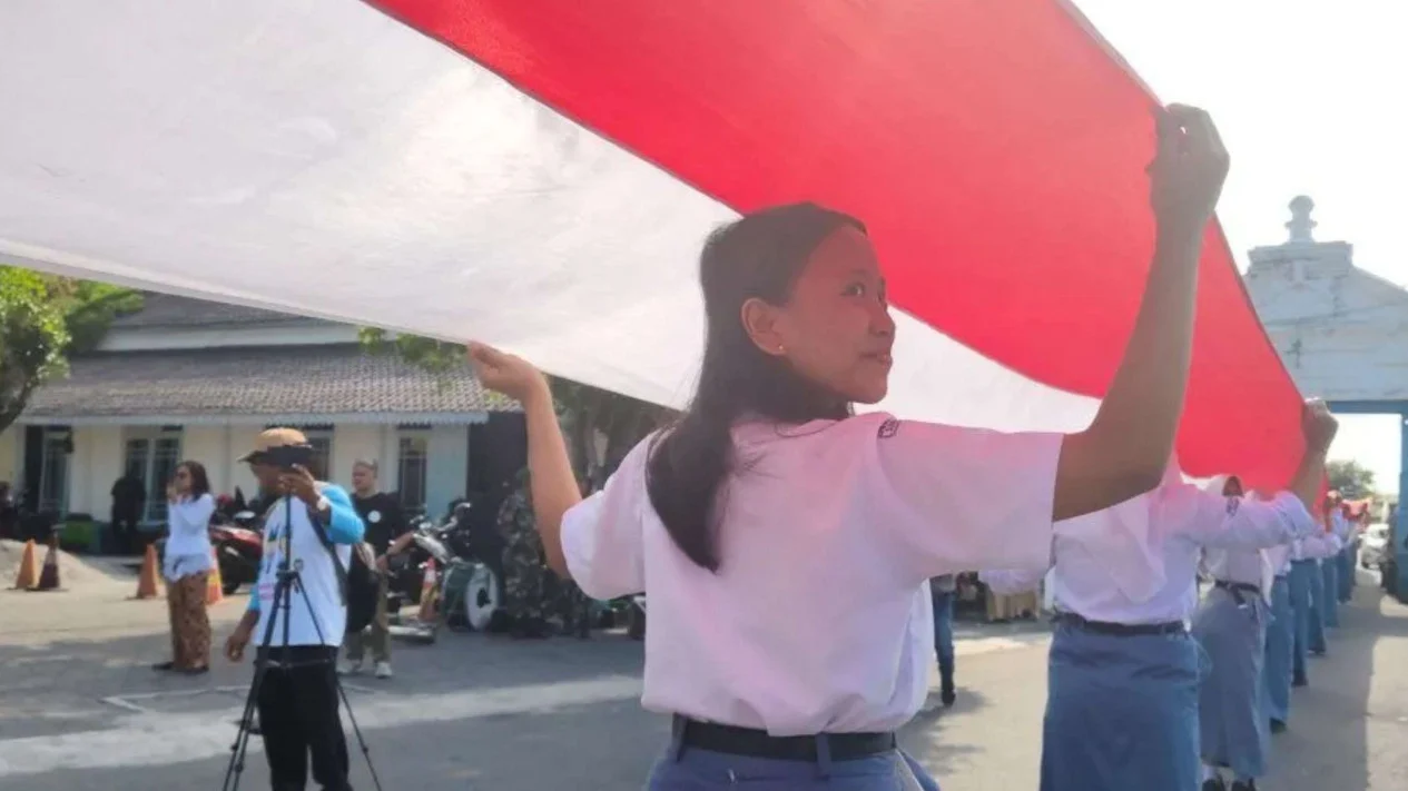 Keraton Kasunanan Surakarta Memperingati Hari Sumpah Pemuda ke-96 dengan Pembentangan Bendera Merah Putih Sepanjang 1.000 Meter