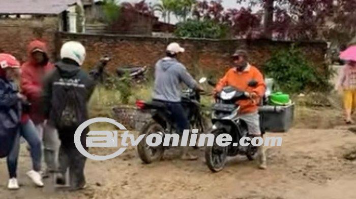 Viral! Pengendara Dipungut Uang di Tengah Bencana Jalan Amblas di Sidikalang