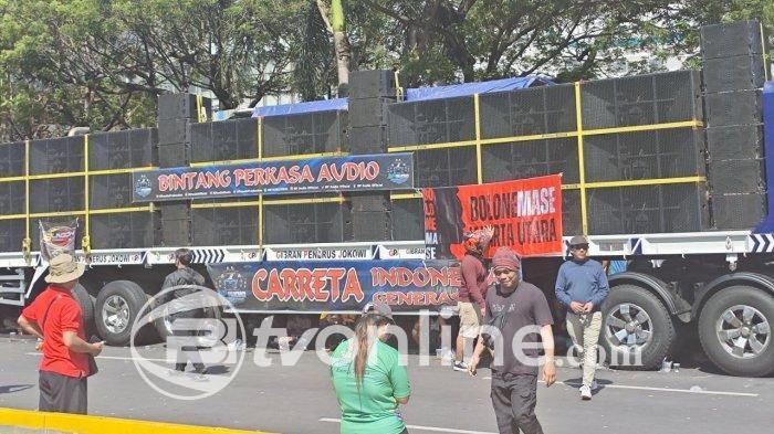 Ruas Jalan Jenderal Sudirman Bergemuruh Dengan Musik dari 10 Truk Sound Horeg