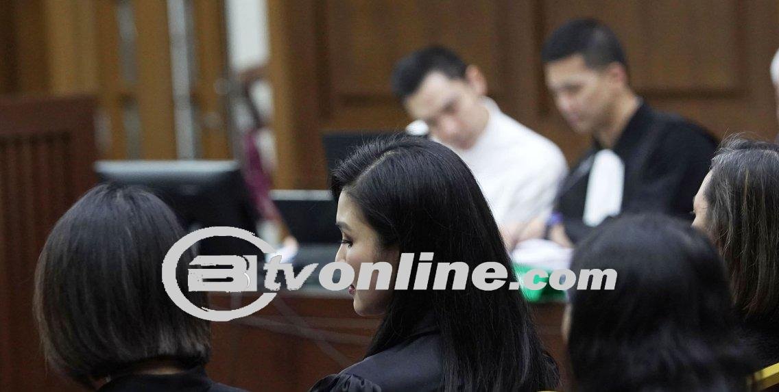 Sandra Dewi Menangis Saat Ditanya Tentang Anak-anaknya di Persidangan Suami