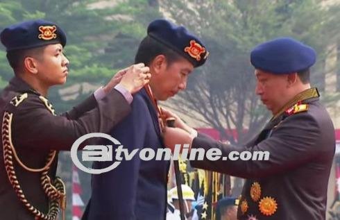 Jokowi Dianugerahi Medali Kehormatan Loka Praja Samrakshana dan Gelar Warga Kehormatan Brimob