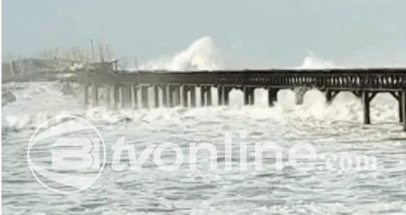 Gelombang Tinggi! 71 Nelayan Terjebak di Dermaga Tegalbuleud Sukabumi!