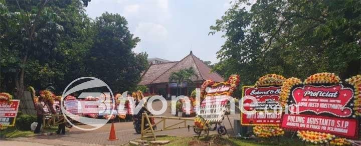 Karangan Bunga Berjejer di Kampus UI Sambut Sidang Terbuka Promosi Doktor Hasto Kristiyanto