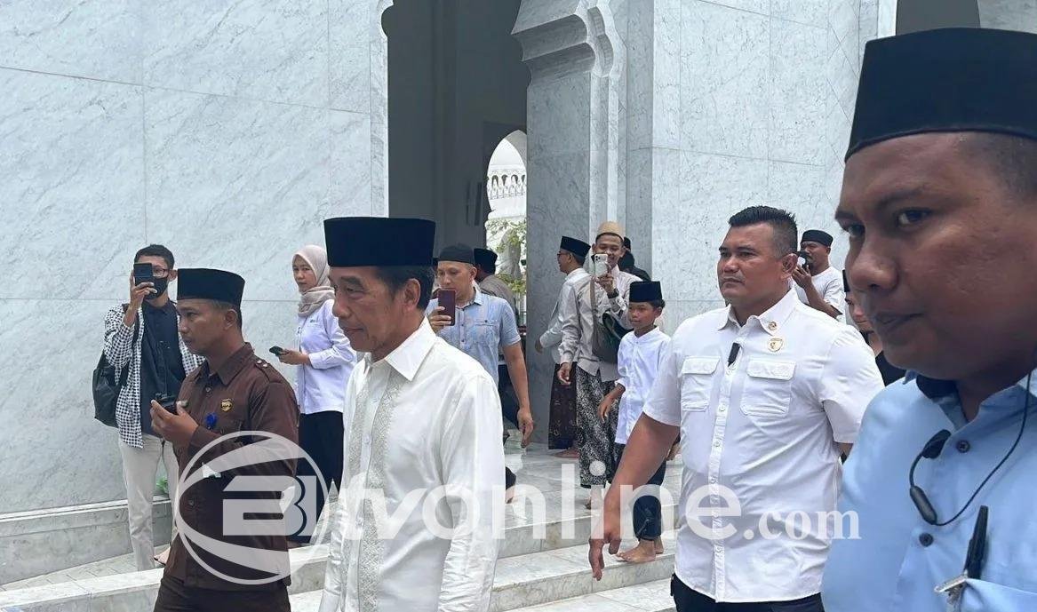 Jokowi Shalat Jumat di Masjid Sheikh Zayed, Soroti Aktivitas Masjid dan Rencana Kunjungan Ulama UEA