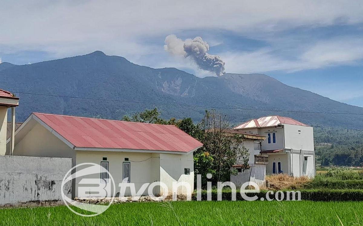 Gunung Marapi Erupsi, Abu Vulkanik Mengguyur Wilayah Sekitar