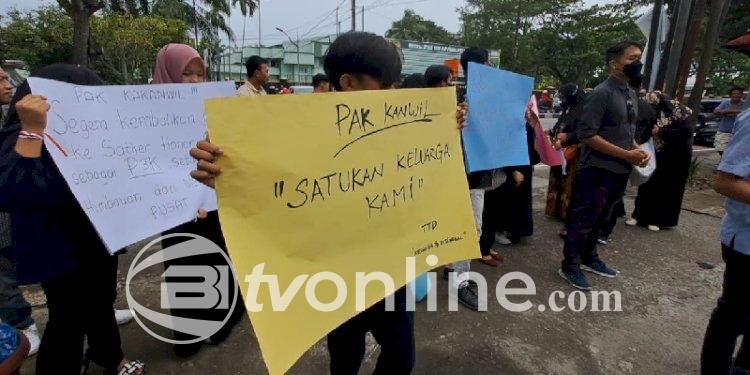 Puluhan Guru PPPK Desak Kemenag Sumut Kembalikan Penempatan ke Sekolah Asal dalam Aksi Unjuk Rasa