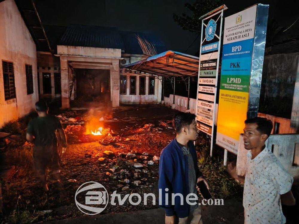 Warga Tanjung Pura Langkat Bakar Ban Tuntut Pencopotan Kepala Desa