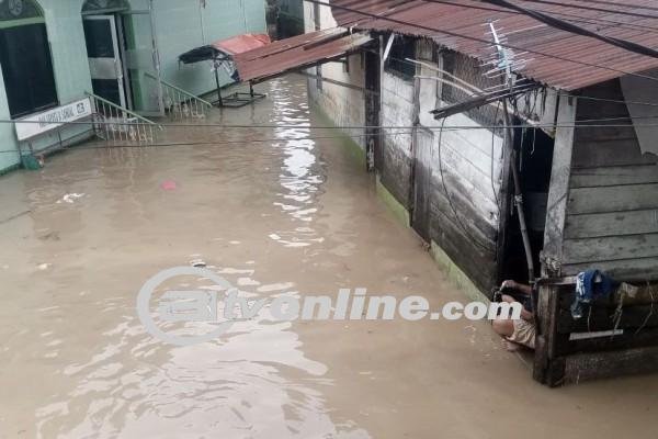 Banjir Melanda Kampung Aur, Warga Berupaya Evakuasi Barang Berharga
