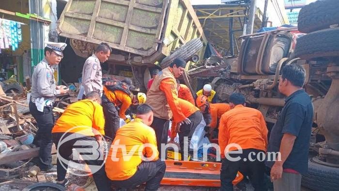 Kecelakaan Beruntun Melibatkan Delapan Kendaraan di Subang, Dua Orang Tewas!