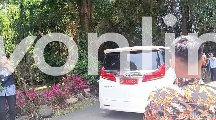 Mobil Dinas Prabowo Tinggalkan Hambalang Saat Pembekalan Calon Wamen
