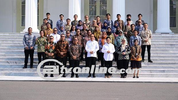 Jokowi Sesi Foto Perpisahan dengan Pegawai Istana dan Wartawan Jelang Akhir Masa Jabatan