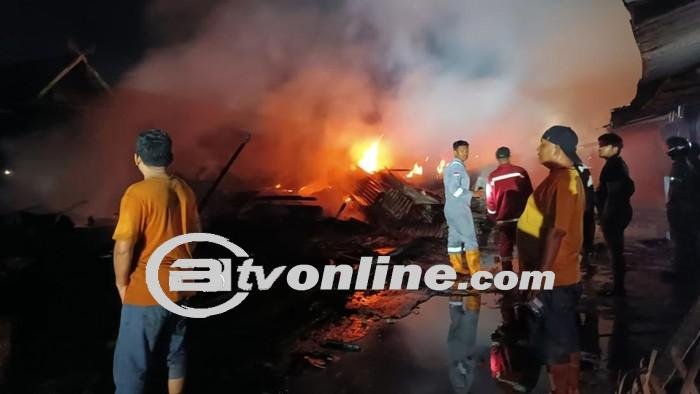 Puluhan Kios Hangus Terbakar di Dumai,  Polisi Selidiki Penyebabnya!