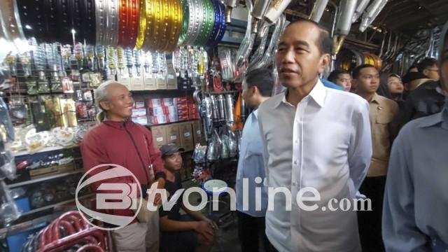 Jokowi Blusukan ke Pasar Klitikan Solo, Temui Pedagang dan Salurkan Bantuan