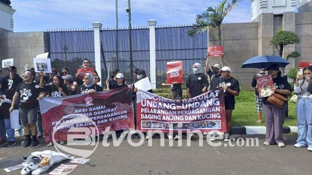 Pecinta Hewan Gelar Demo di Depan DPR RI Tolak Pencoretan RUU Pelarangan Konsumsi Daging Anjing dan Kucing