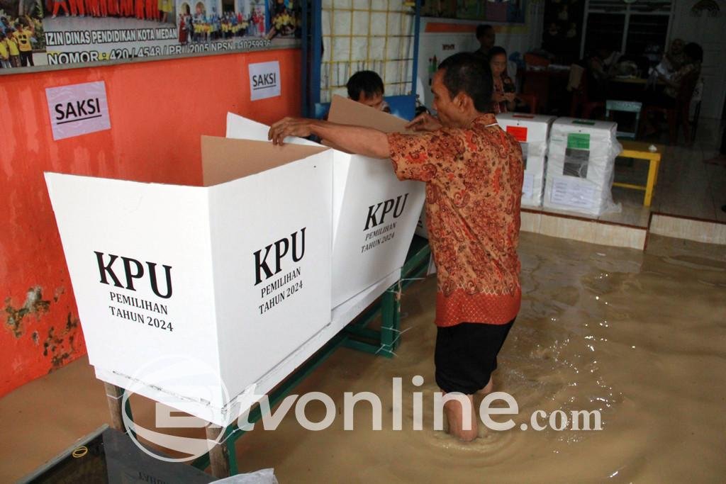 Banjir Rendam TPS, Warga Tetap Antusias Gunakan Hak Pilih pada Pilkada 2024 di Medan