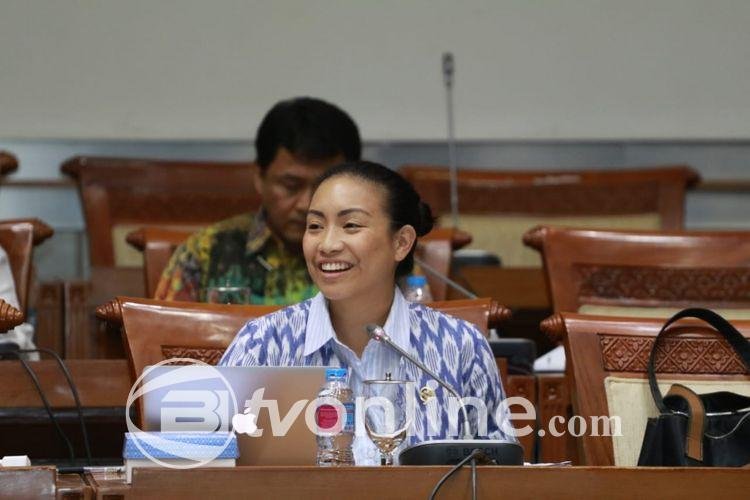 Wakil Ketua Komisi VII DPR Rahayu Saraswati Bawa Putri Batita ke Rapat Kerja Bersama Menteri Pariwisata