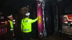 Bus Laju Utama Terguling di Sukabumi, 10 Korban Luka-Luka