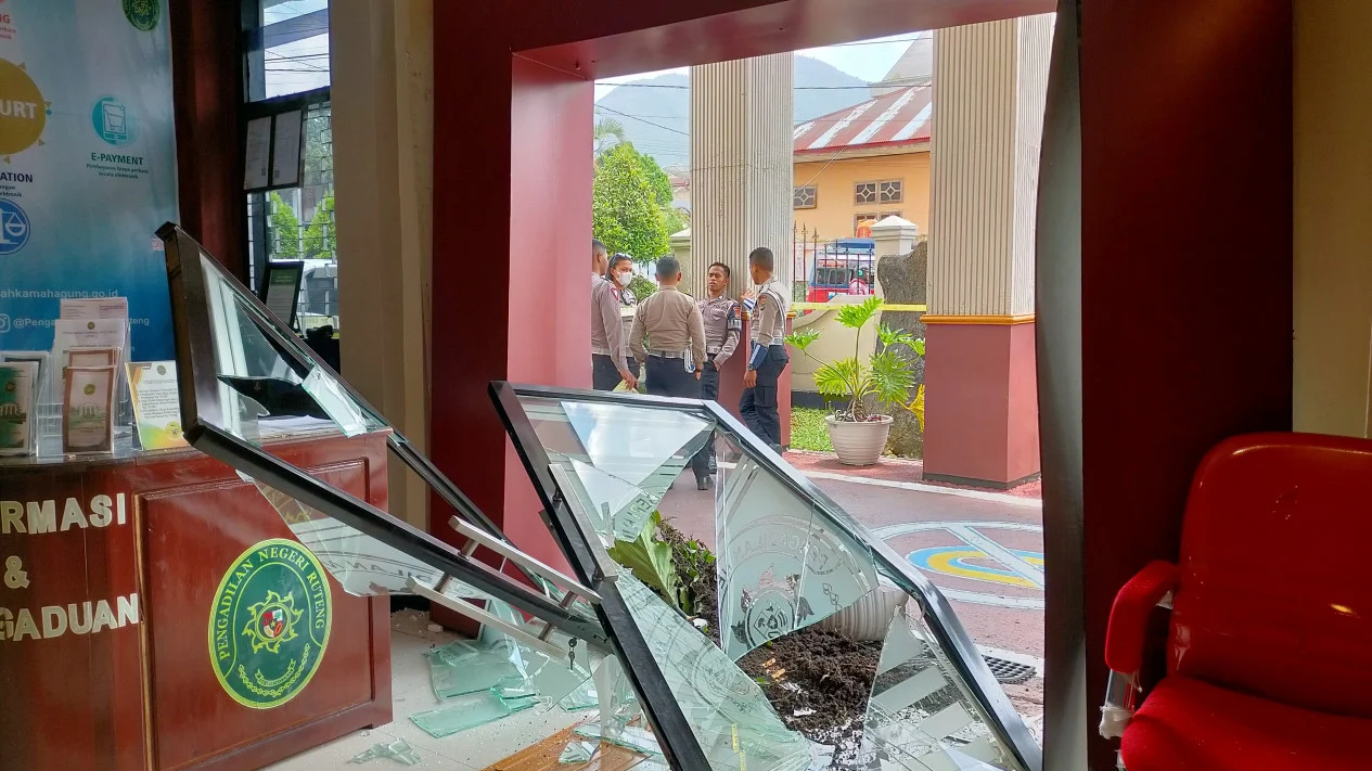 Pengacara Tabrak Pintu Kantor Pengadilan Negeri Manggarai, Proses Hukum Berlanjut!