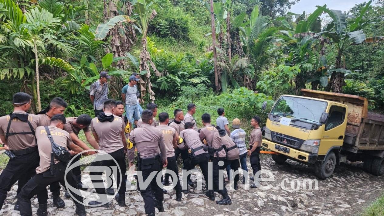 Medan Terjal, Belasan Polisi Tarik Truk Logistik Pilkada 2024 Lintasi Pegunungan Nias Selatan