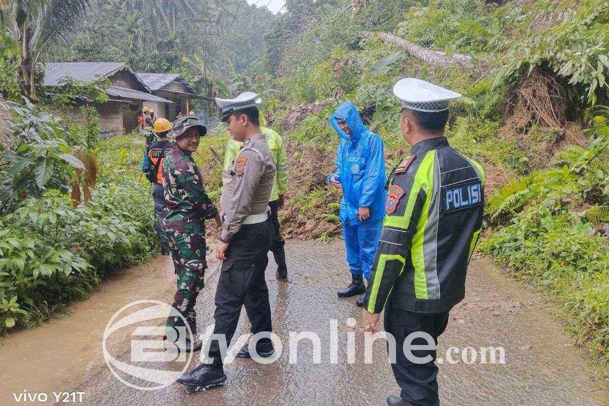 Longsor Tutup Akses Jalan Utama di Gunungsitoli, Petugas TNI-Polri Bekerja Keras untuk Pembersihan