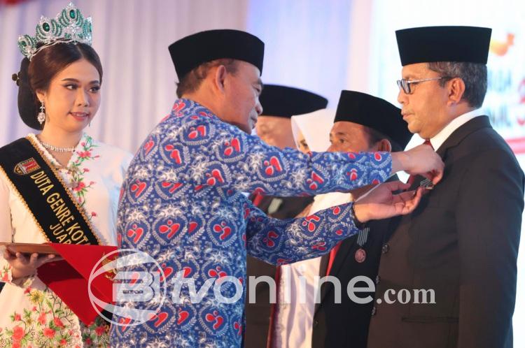 Wali Kota Makassar Danny Pomanto Terima Satyalencana Wira Karya atas Dedikasi Pembangunan Keluarga dan Penurunan Stunting