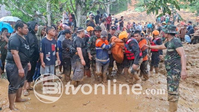 Brimob Polda Sumut Evakuasi 4 Korban Longsor di Desa Harang Julu dan Dirikan Dapur Umum Untuk Warga Terdampak