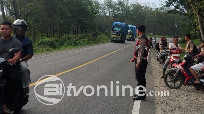 Polsek Tanah Jawa Amankan Perbaikan Jalan di Simalungun, Jaga Kelancaran Lalu Lintas dan Keselamatan Pekerja