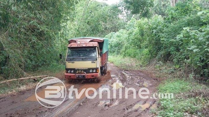 Petugas Logistik Pilkada Asahan Tangguh Hadapi Jalan Rusak dan Lumpur di Desa Temuan Holbung