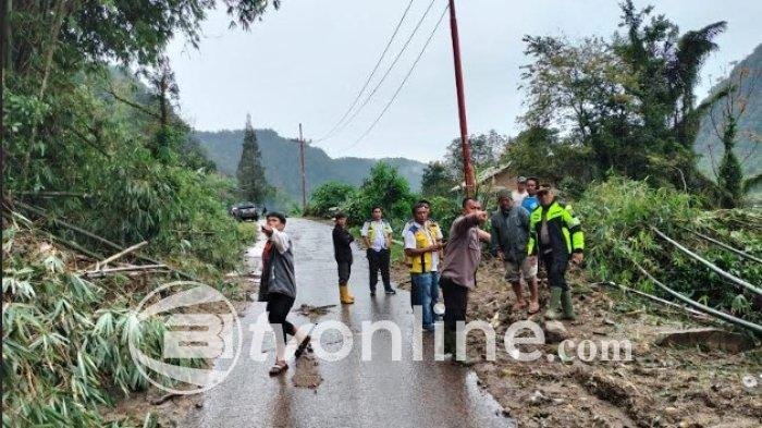 Akses Jalan Antar Desa di Sidebuk-Debuk Tertutup Longsor Susulan