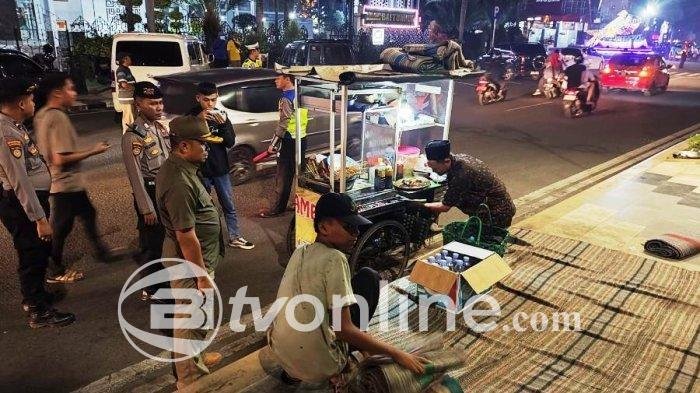 Satpol PP Pati Tertibkan PKL di Alun-Alun, Pedagang Dialihkan ke Jalan Kartini