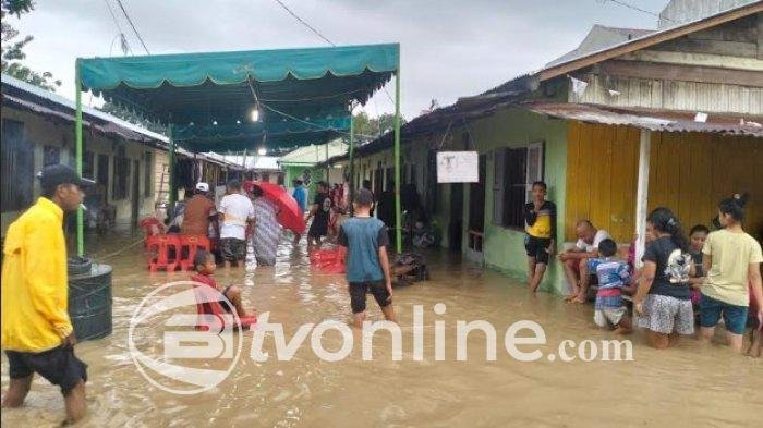 Polisi Evakuasi Warga Terendam Banjir di Medan Barat, 3 TPS dan 2 Jalan Tergenang