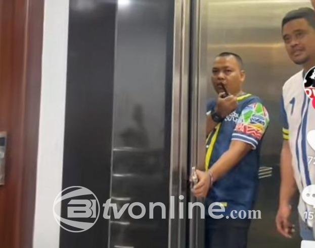 Honorer Pemko Medan Andika Suhartono yang sempat menjadi buronan KPK dalam kasus OTT Walikota Medan Dzulmi Eldin saat itu, kini menjadi pengawal calon Gubernur Sumatera Utara Bobby Nasution. Andika yang honorer Pemko Meda kini telah lulus PPPK tenaga teknis 2024.  Andika Suhartono sempat menjadi buronan KPK beberapa hari, setelah lari meninggalkan buang Rp. 150 juta yang diterimanya dari Isa Ansari, Kadis PUPR Medan saat itu.  “Kalau mau tahu kebenaran cerita si Andika Suhartono sempat menjadi buronan KPK, silahkan tanya langsung ke Eldin, dan Isa Ansari, yang kena OTT KPK. Eldin dan Isa saat ini sudah bebas dari hukumannya,” ungkap Wakil Sekretaris Relawan Blok Sumut (RBS) Rahmat Ritonga di Medan, Sabtu 2 November 2024.  Menurut Rahmat, keberadaan honorer Pemko Medan Andika Suhartono yang lulus PPPK tenaga teknis 2024, semakin memperkuat pelanggaran yang telah dilakukan calon Gubernur Sumut Bobby Nasution saat berkampanye.  “Bobby Nasution terbukti menggunakan fasilitas negara, apa itu? ya itu si Andika Suhartono. Dia itukan pegawai honorer Pemko Medan, dan terdaftar lulus PPPK tenaga teknis 2024. Ini kasus harusnya dipahami oleh Bawaslu dan Tim Gakkumdu untuk segera memeriksa Andika Suhartono,” tegas Rahmat.  Rahmat juga membeberkan karir pegawai honorer Andika Suhartono di Pemko Medan. Andika kian melejit karirnya setelah Bobby Nasution menjadi Walikota Medan pada 2021.  Andika, diketahui menjadi honorer Pemko Medan pada awalnya di Satpol PP saat Walikota Abdillah. Kemudian Andika dipindahkan tugas ke bagian umum saat Walikota Rahudman Harahap. Lalu Andika ditugaskan di sub bagian protokol saat Walikota Dzulni Eldin.  “Sejak Bobby Nasution menjadi Walikota Medan pada awal tahun 2021, Andika Suhartono dipindahkan lagi ke bagian protokol komunikasi pimpinan (Prokopim) Pemko Medan sampai dengan saat ini,” kata Rahmat.  “Andika Suhartono saat kasus OTT Walikota Medan Dzulmi Eldin dan Kadis PUPR Isa Ansari saat itu sempat menjadi buronan KPK selama tiga hari lamanya. Dalam kasus OTT KPK itu Andika Suhartono hanya berstatus saksi, dan kembali bekerja menjadi pengawal Bobby Nasution sampai saat ini,” sambungnya.  Rahmat pun berharap Bawaslu dan Tim Gakkumdu bisa bekerja secara netral dan profesional dalam menindak pelanggaran yang terjadi dalam masa kampanye hingga pelaksanaan Pilgub Sumut 27 November 2024 berakhir.  “Kami RBS akan terus memonitor kerja kerja penyelenggara Pilgubsu, baik KPU, Bawaslu, Tim Gakkumdu, dan instansi pemerintah terkait lainnya. Bobby Nasution kami nilai telah menggunakan fasilitas negara, yaitu pegawai honorer yang lulus PPPK tenaga teknis 2024 jadi pengawal Bobby. Tolong dipanggil dan periksa itu si Andika Suhartono, jangan dia merasa besar kepala karena dekat dengan si Bobby Nasution,” tegas Rahmat.