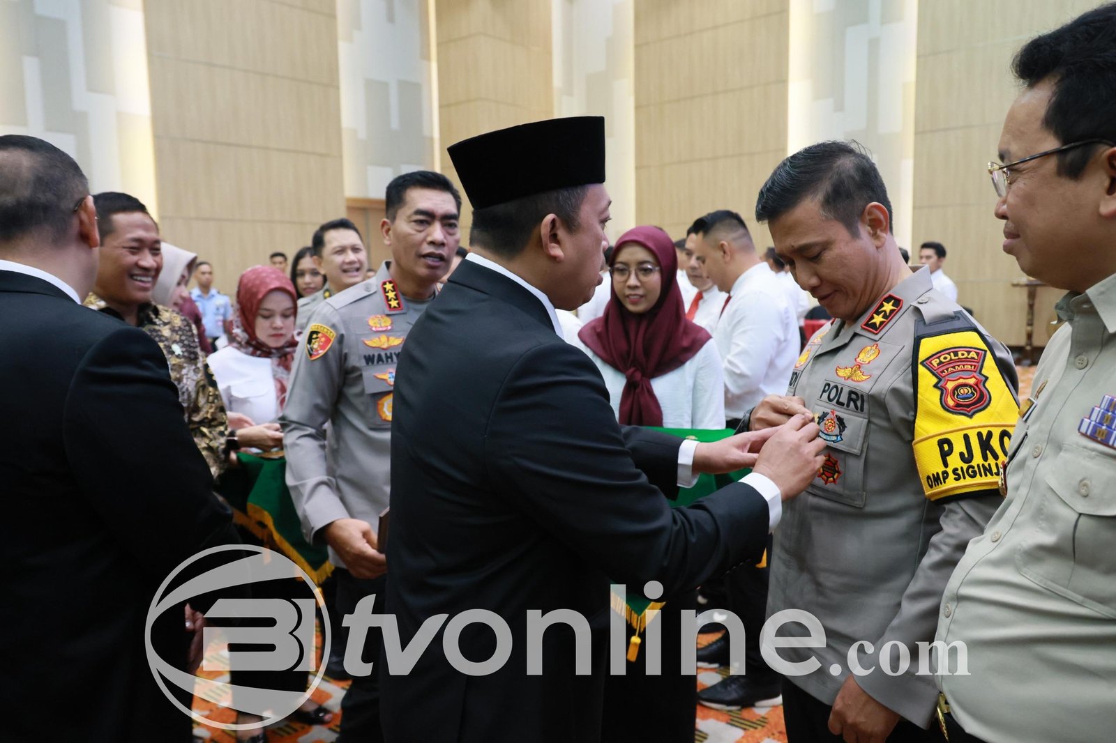 Kapolda Jambi dan Dir Reskrimum Terima Pin Emas Atas Prestasi Selesaikan Kasus Pertanahan