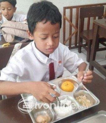 Viral! Siswa SD Nyaris Pingsan dan Tangis Pecah di Momen Pembagian Makan Siang Gratis oleh Wapres Gibran