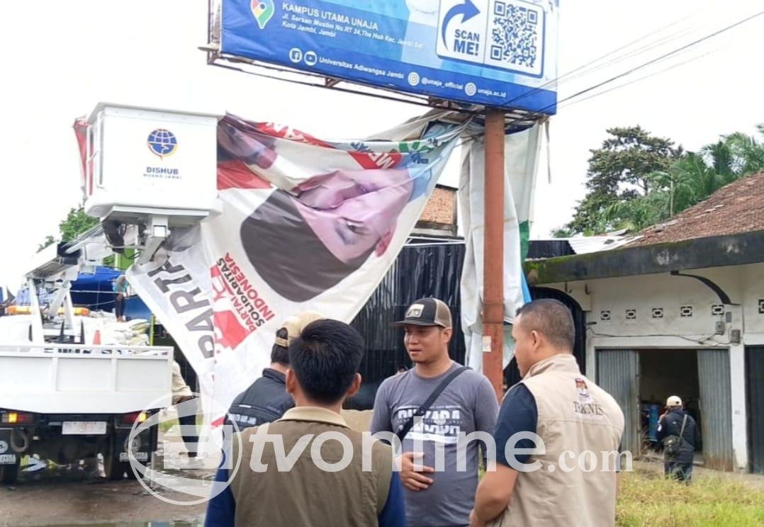 Tim KPU Muaro Jambi Turunkan Alat Peraga Kampanye, Persiapan Pilkada 2024 Terus Diperkuat